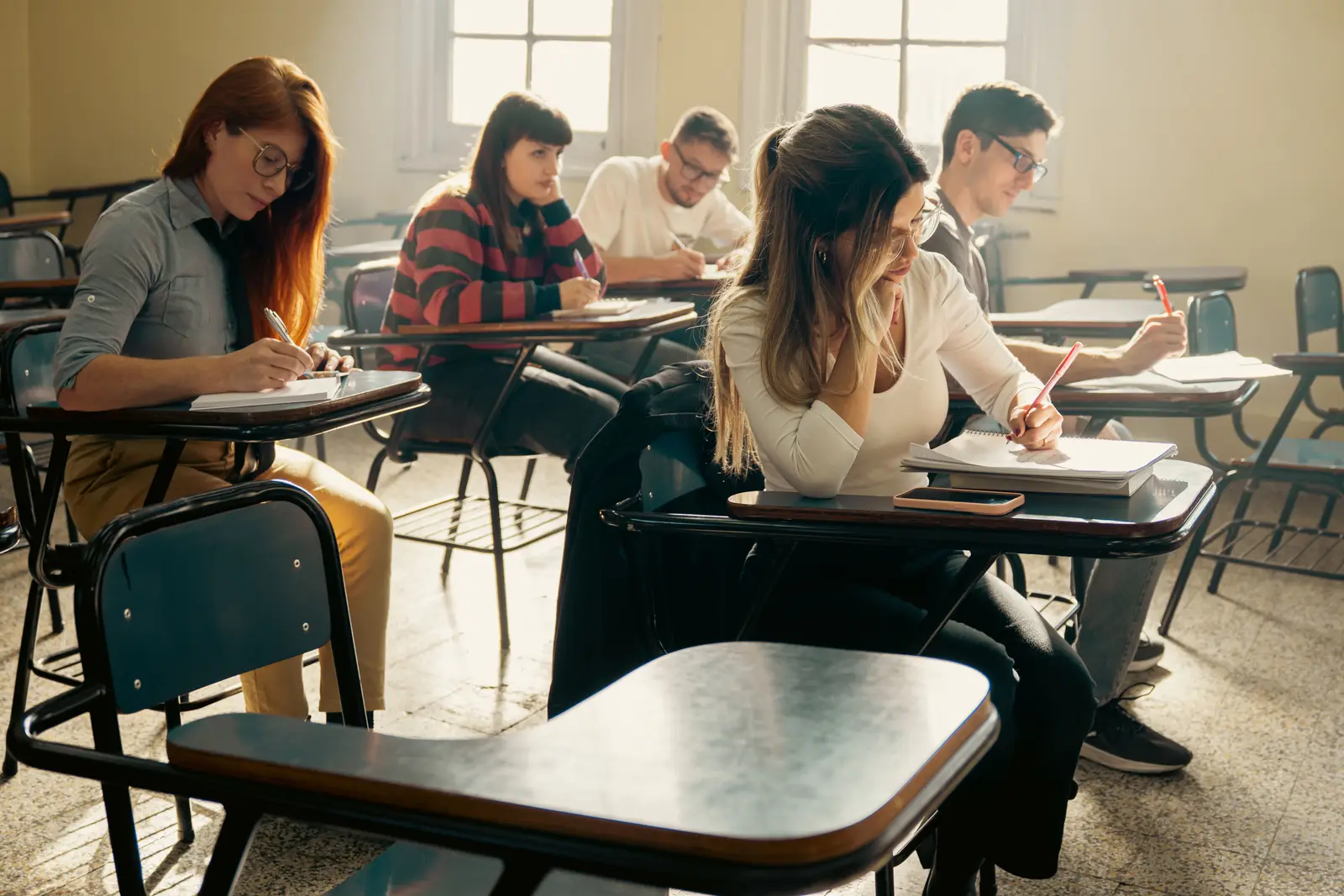 Estudiantes en un aula durante un examen