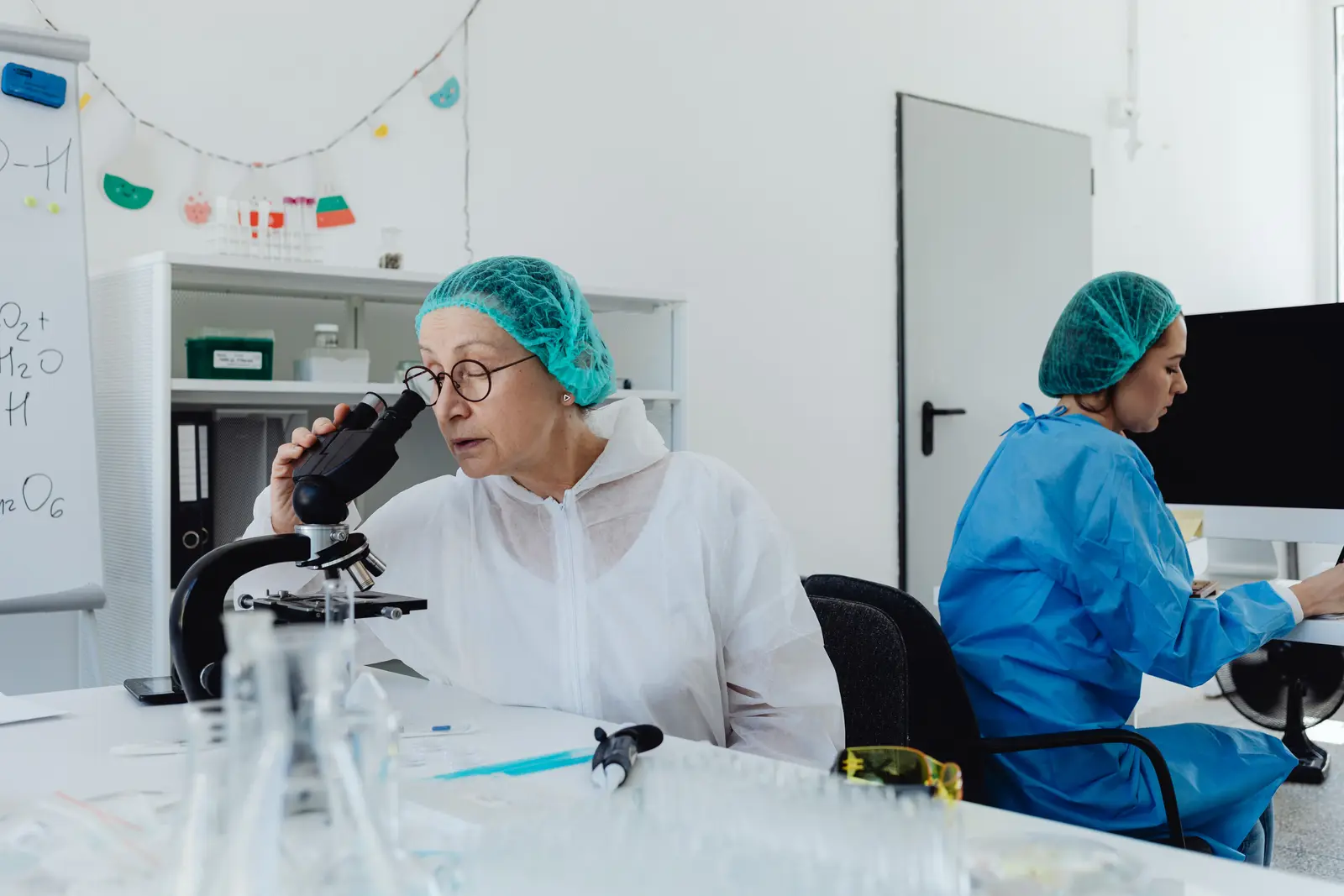 Trabajo con microscopio en el laboratorio
